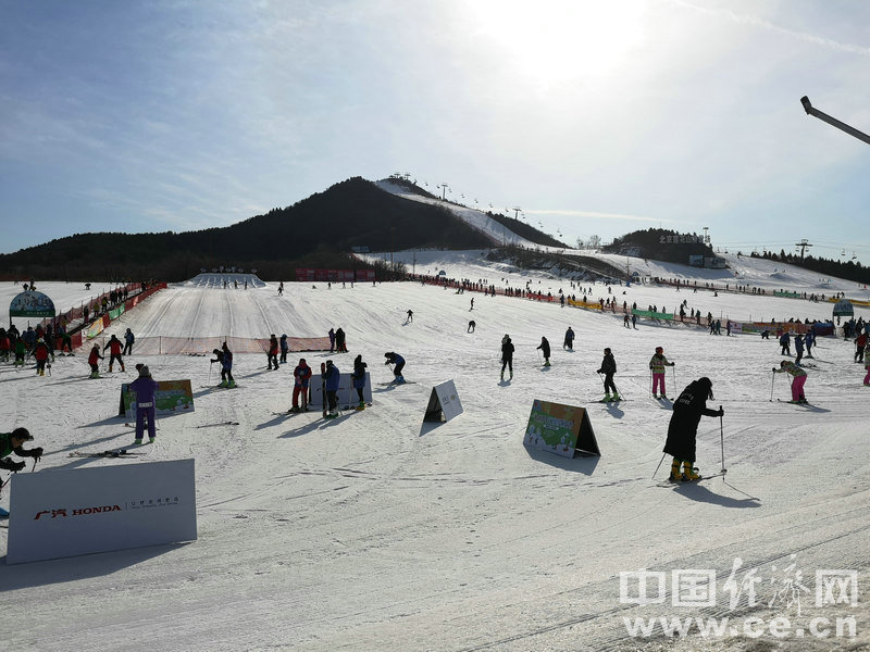 谈球吧体育冬季滑雪好处多 安全莫忽视(图1)